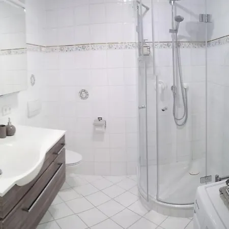 Schoener Mit Gartenterrasse Und Teich Lägenhet Feldafing