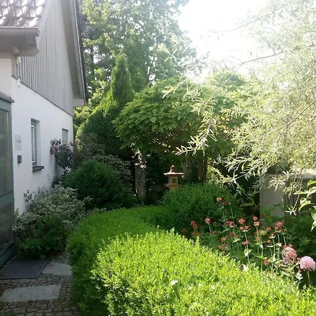 Schoener Mit Gartenterrasse Und Teich Apartment Feldafing